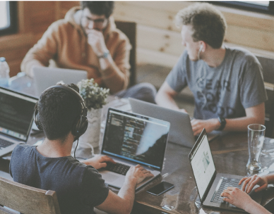 Team von CC-IT bei der Zusammenarbeit
